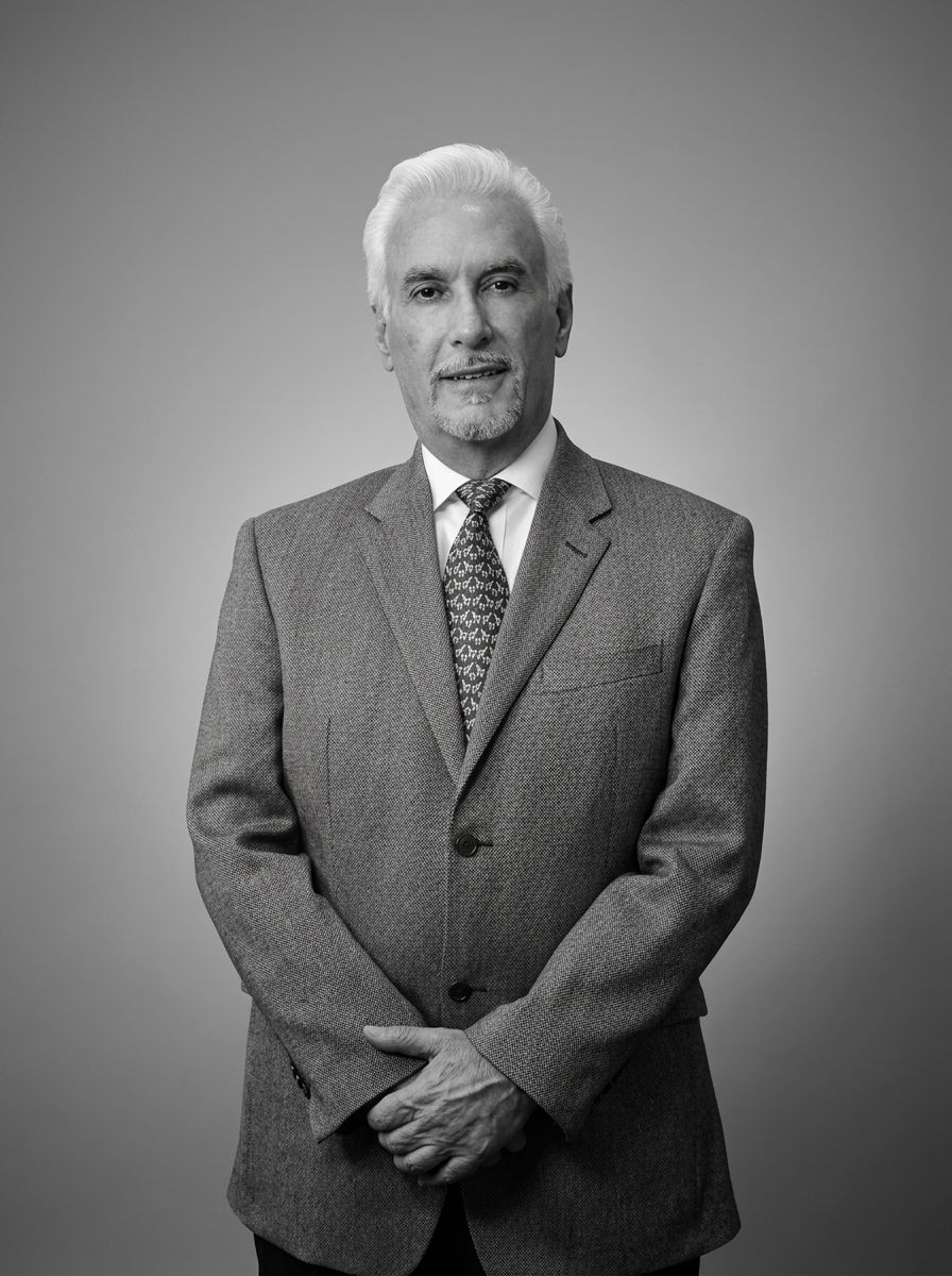 Dr. Daniel J. San Martín Chávez, cirujano plástico certificado, en su consultorio del Hospital Ángeles Mocel en Ciudad de México